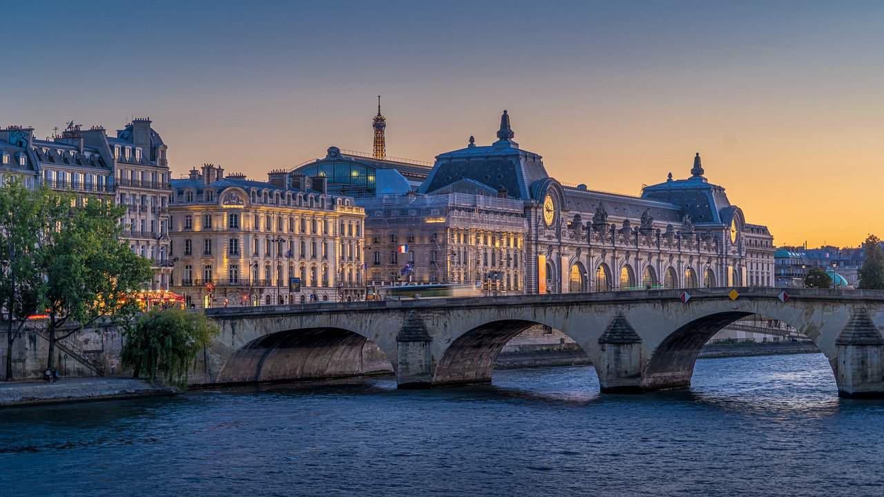 sunset view over the Seine and musee d'Orsay
