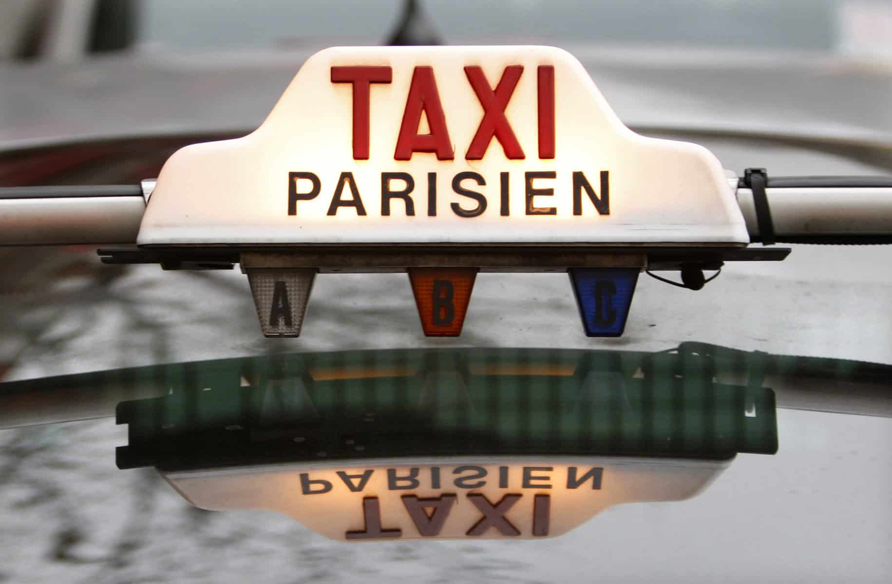 logo of a parisien taxi company