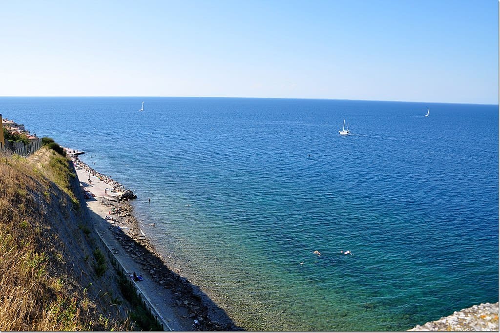 green blue sea and cliffs, piran day trip