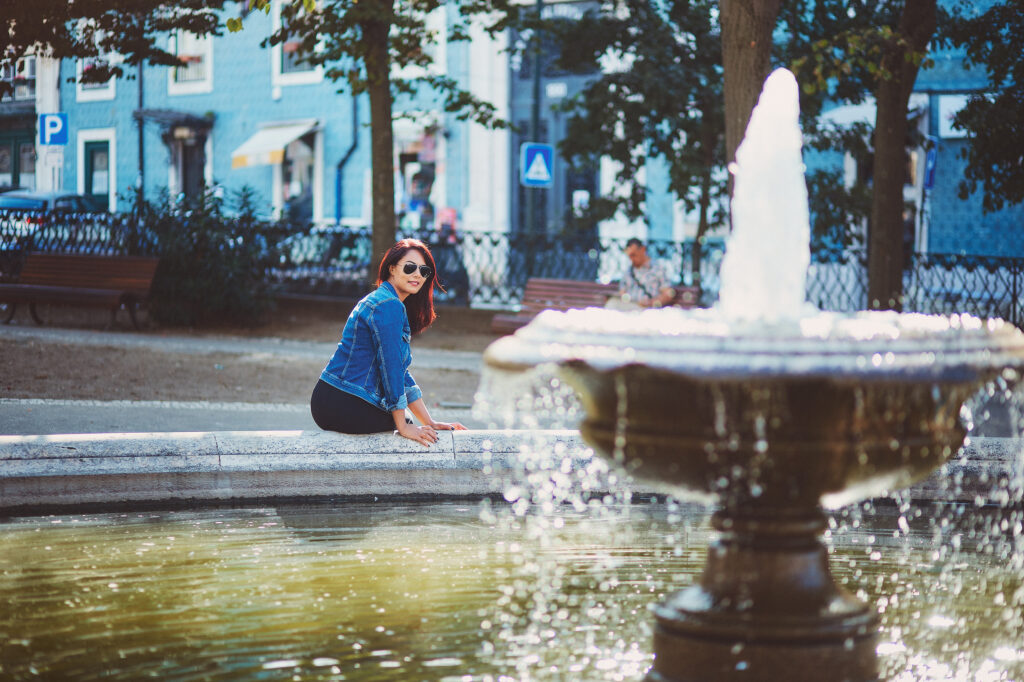 3 days in Lisbon. Girl sitting by a water fountain